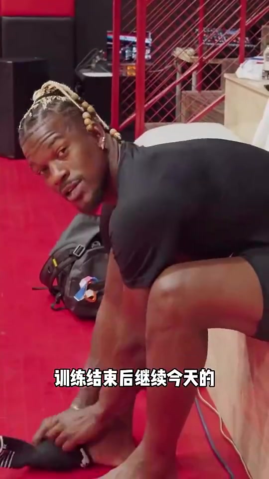 多努力的一个人啊！巴特勒此前中国行期间也不忘每天训练！