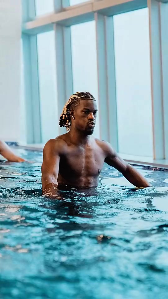 天道酬勤的代言人！巴特勒此前中国行，早起到泳池锻炼身体