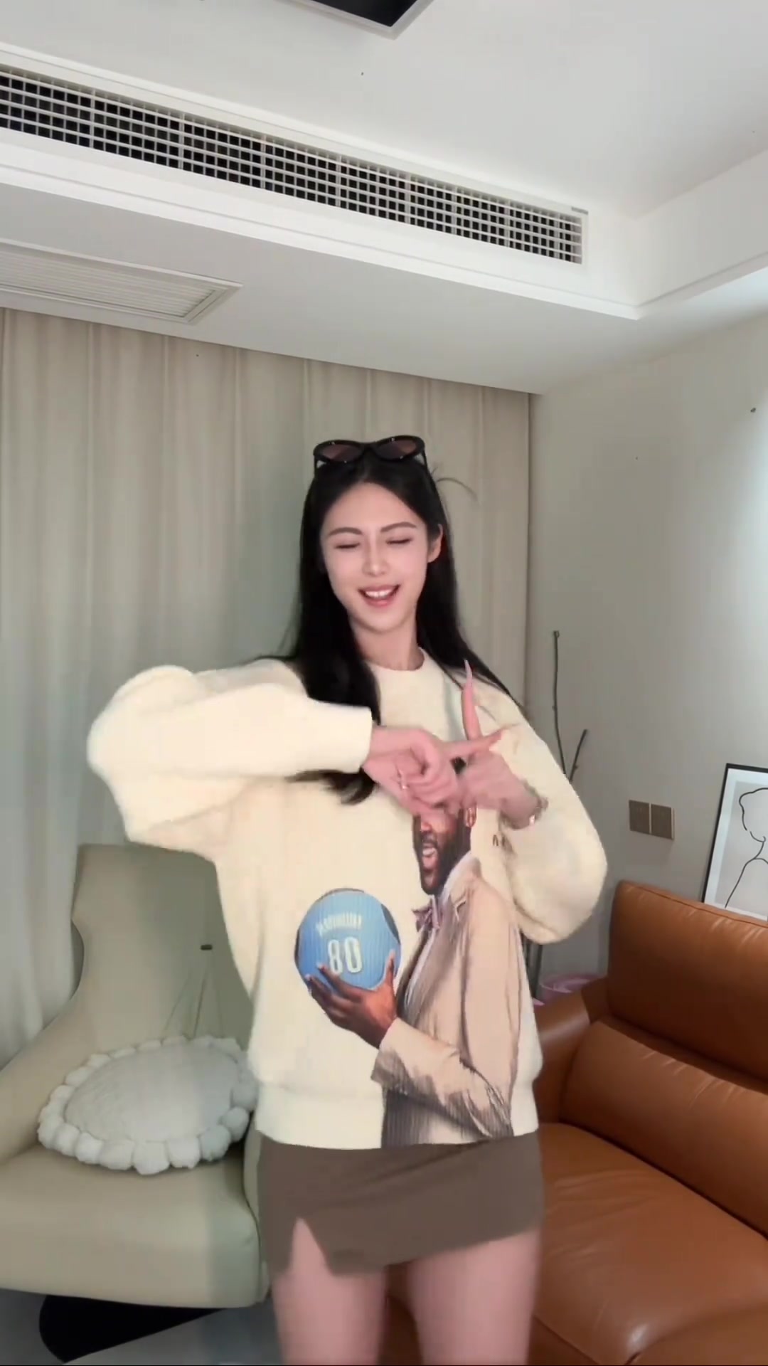 梦幻联动？女篮卓识跳手势舞上身的是哈登的毛衣啊~