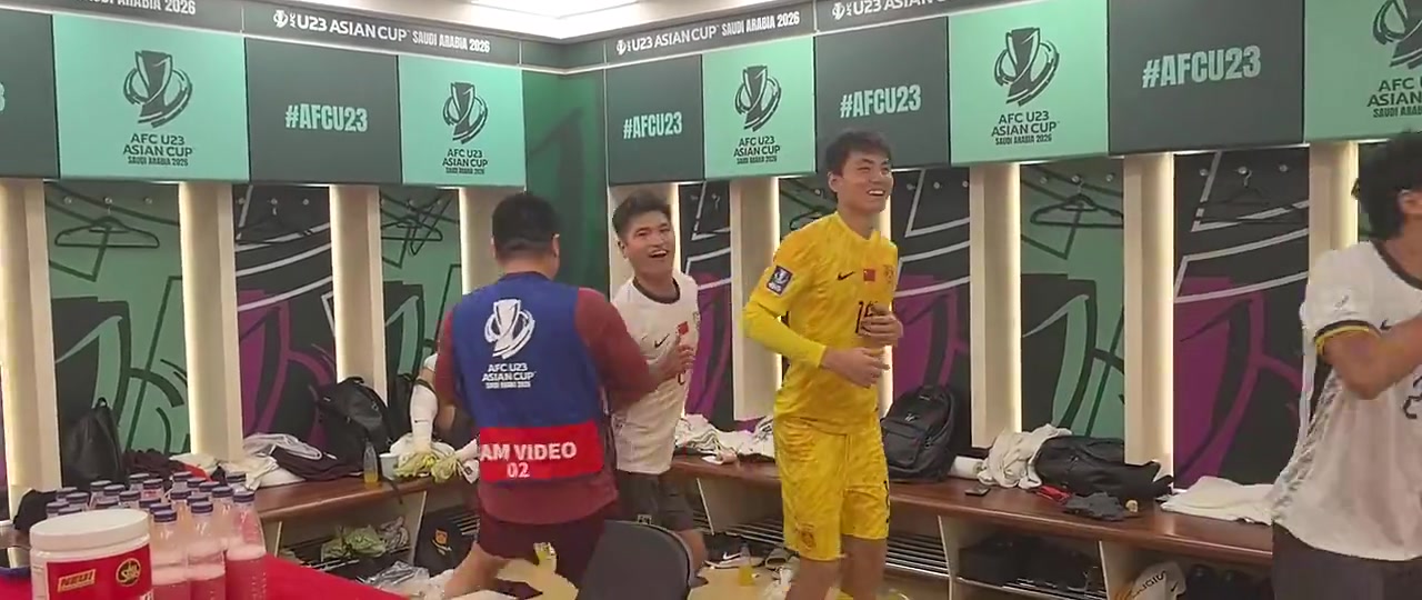 嗨起来！U23国足晋级亚洲杯决赛，球员们更衣室转圈魔性舞步！