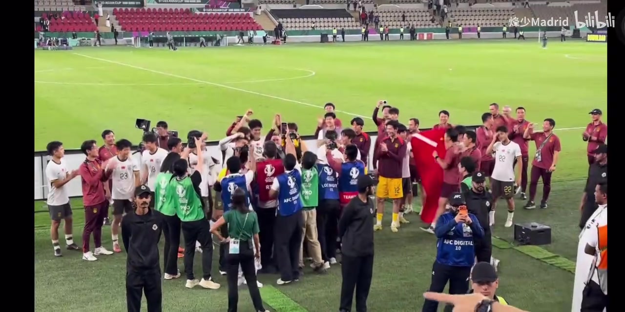 U23国足赛后将主教练安东尼奥高高扔起，集体喊出：冠军！冠军