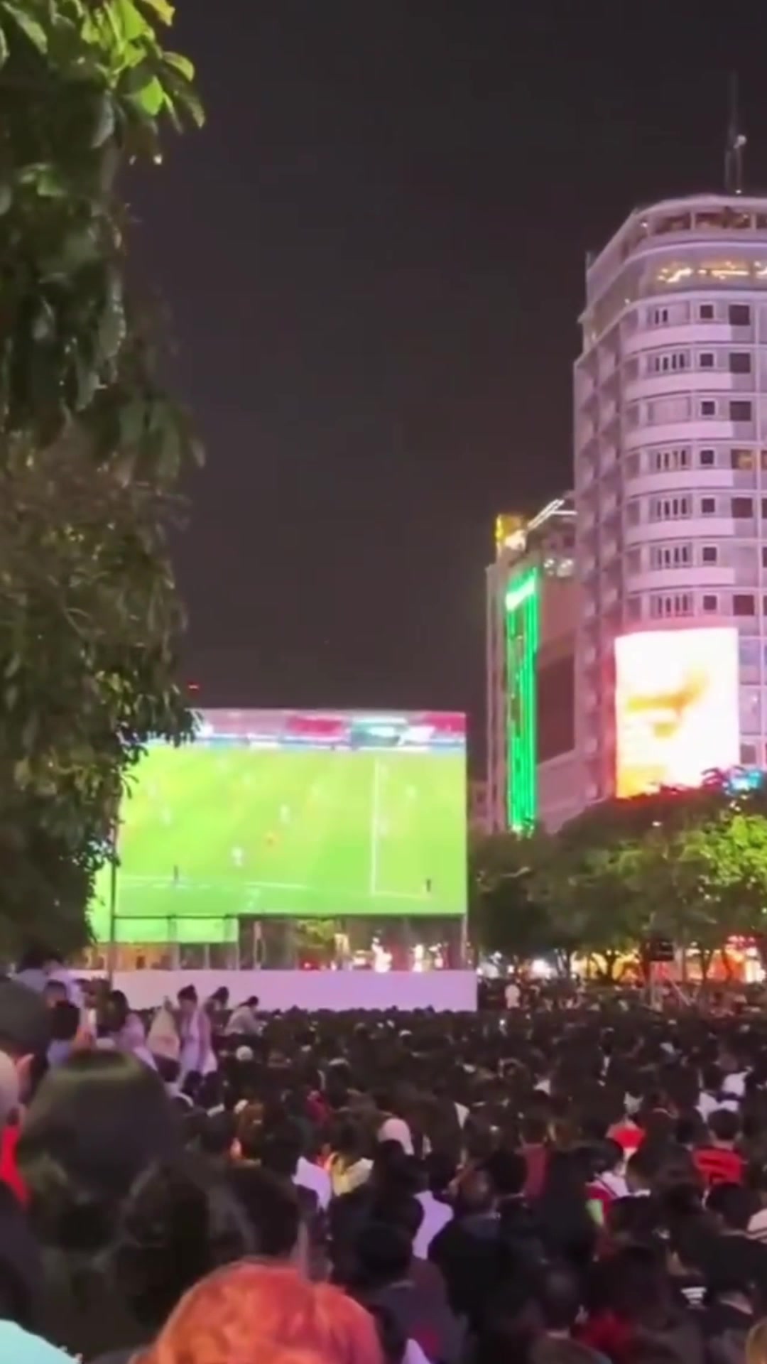 失去希望！实拍：大屏幕前的越南球迷集体陷入沉默