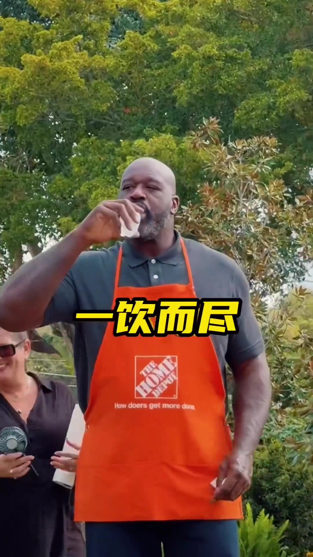 奥胖调侃：这到底是给蚂蚁喝的瓶子 还是我的手确实异于常人？