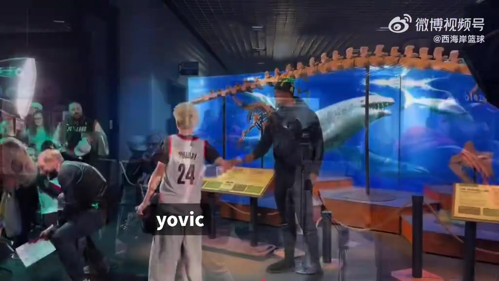 一站就是两个小时也是不易！杨瀚森随开拓者参加季票球迷活动