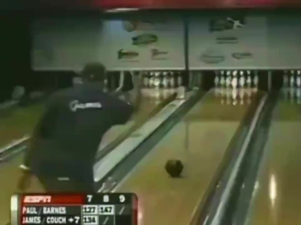 保罗都被逗笑了詹姆斯昔日打保龄球成功装到了！