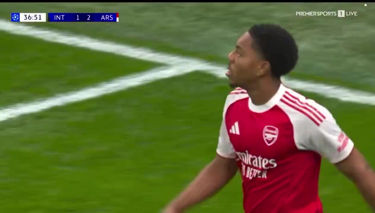 硬碰硬！28岁巴雷拉被19岁斯凯利扛飞，低头沮丧不已