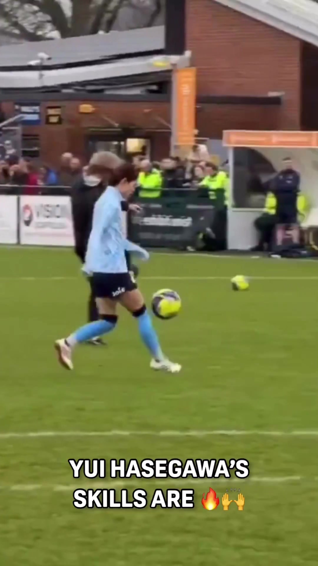 外网很火曼城女足队员长谷川唯在训练场跑着颠球