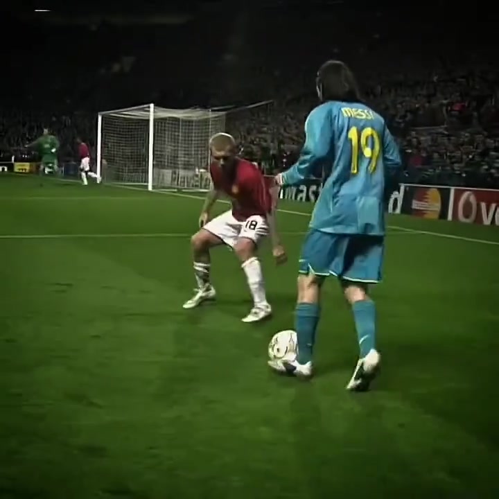 长发梅西是真猛啊！来看看那时的他面对巅峰曼联是怎样踢球的！