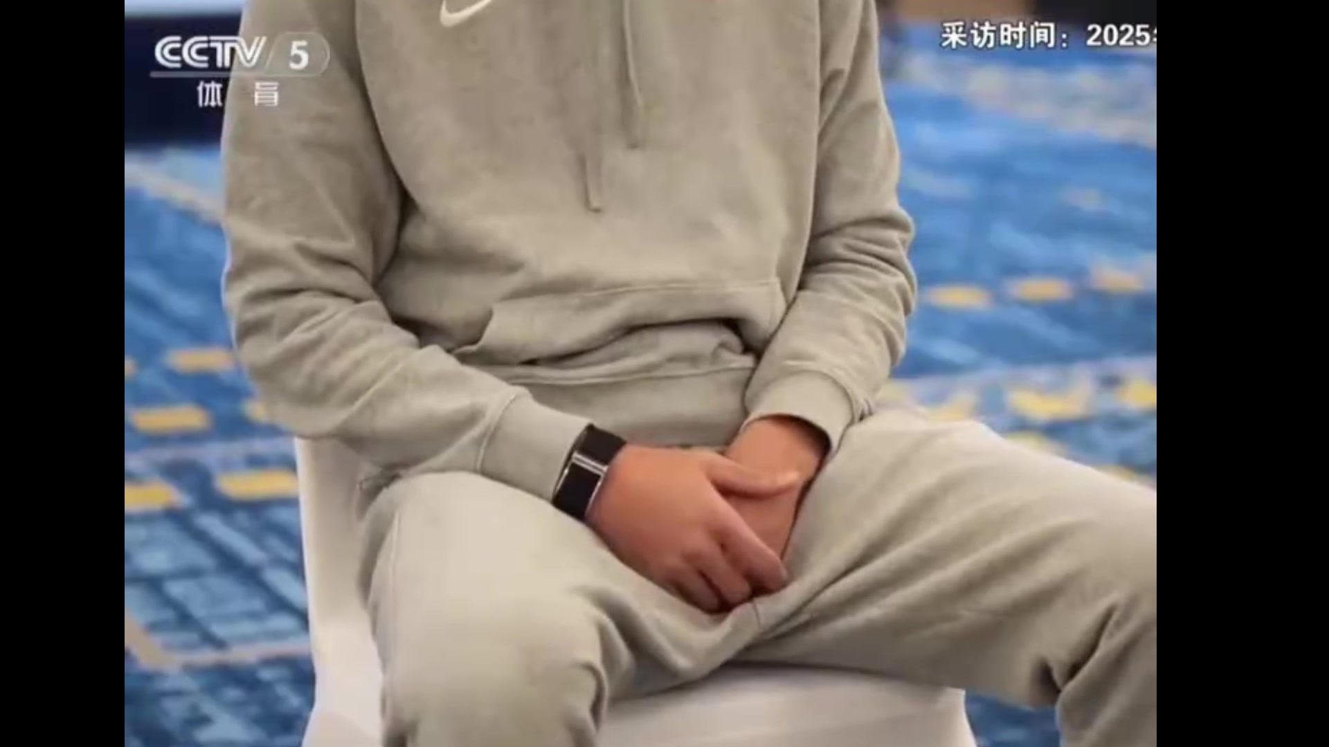 李昊面对央视采访时坐着盘核桃，央视主持好奇：为啥会喜欢这