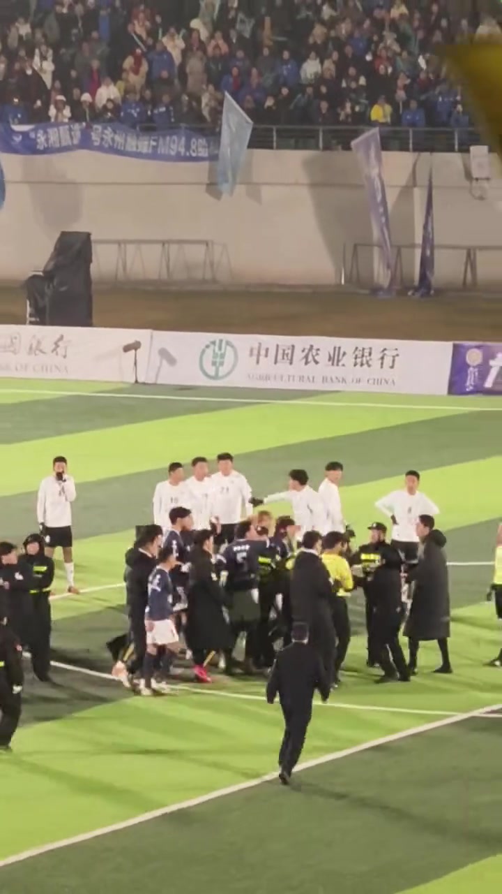 群众足球邀请赛发生冲突！泰安队气冲冲地派去和裁判争论！