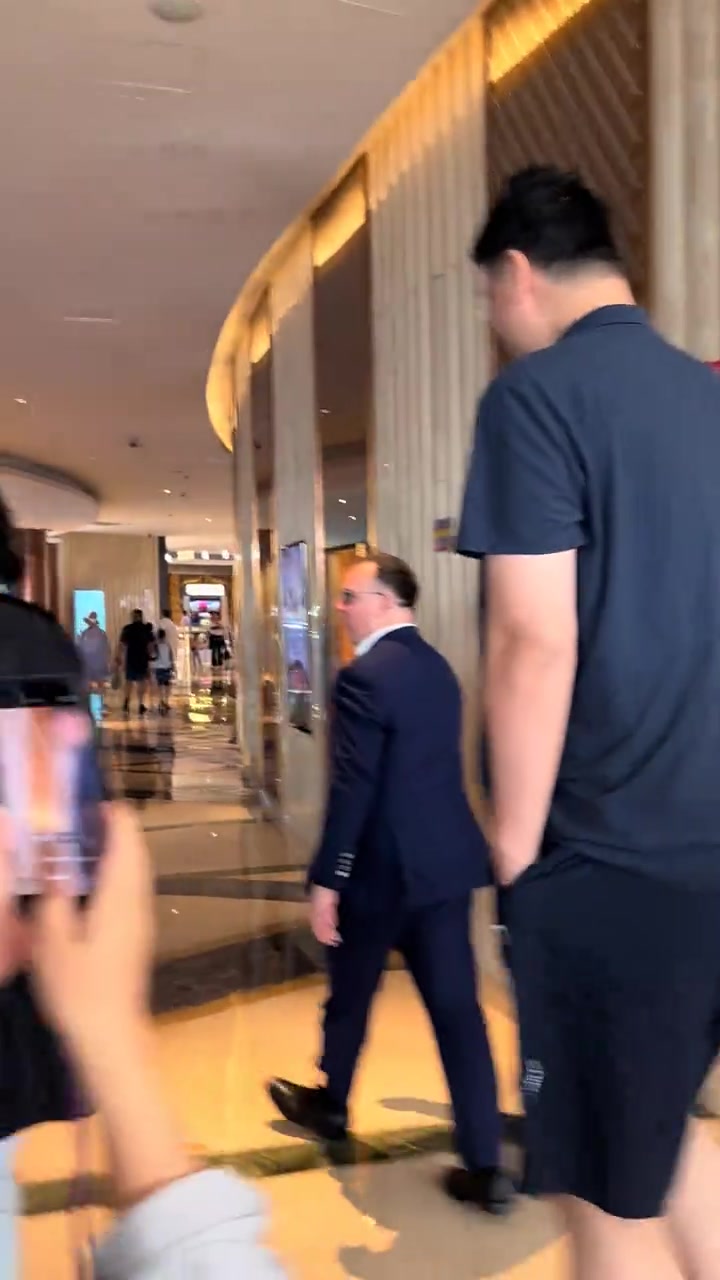 小朋友们高兴坏了！球迷在亚特兰蒂斯酒店偶遇姚明夫妇