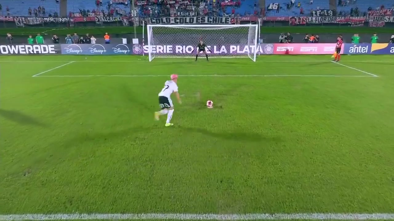 不敢相信！智利球员上演“史上最糟糕主罚点球”