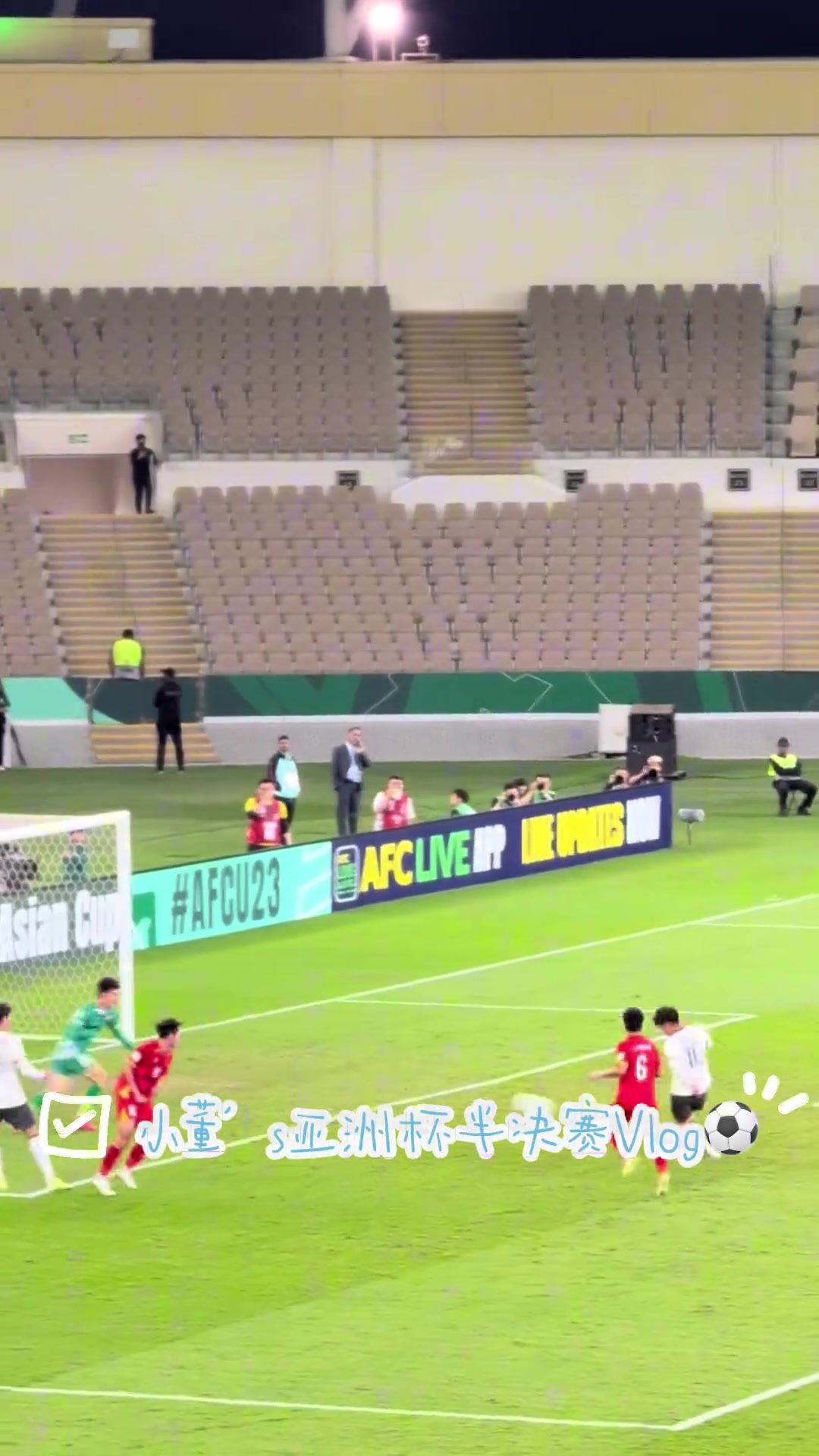 队长徐彬的女友现场观战半决赛，赛后还被徐彬叫过去合影