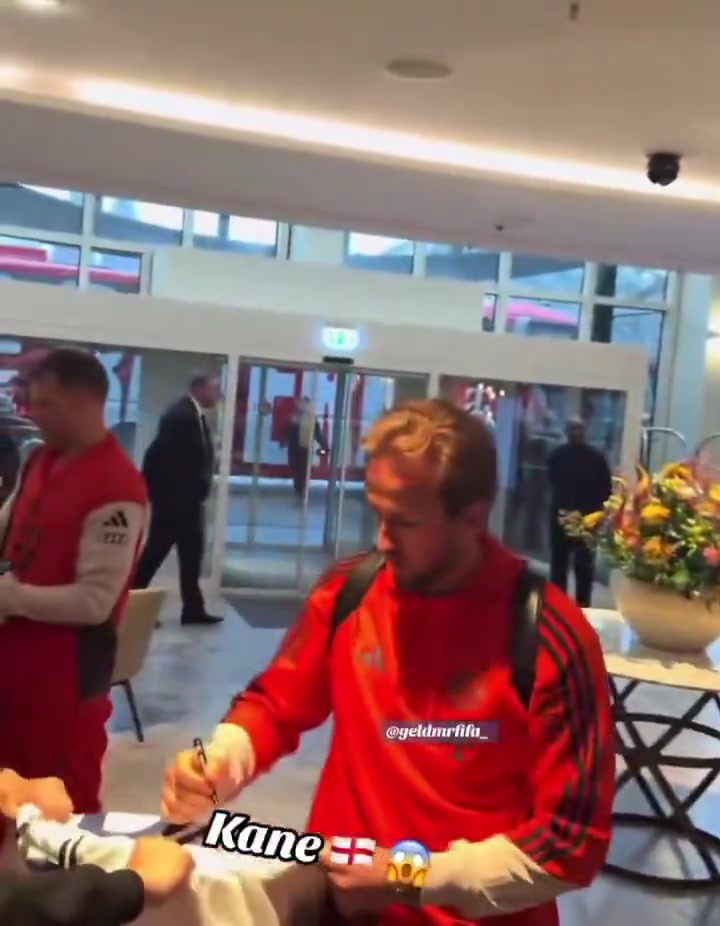 往昔岁月！凯恩拿起笔径直走向热刺球衣签名！