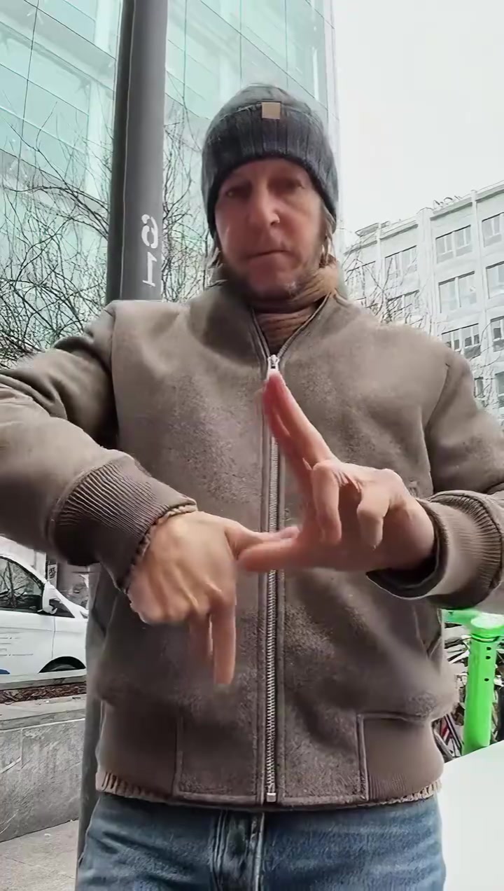 米兰传奇安布罗西尼比出U23国足同款动作：“以下范上”！