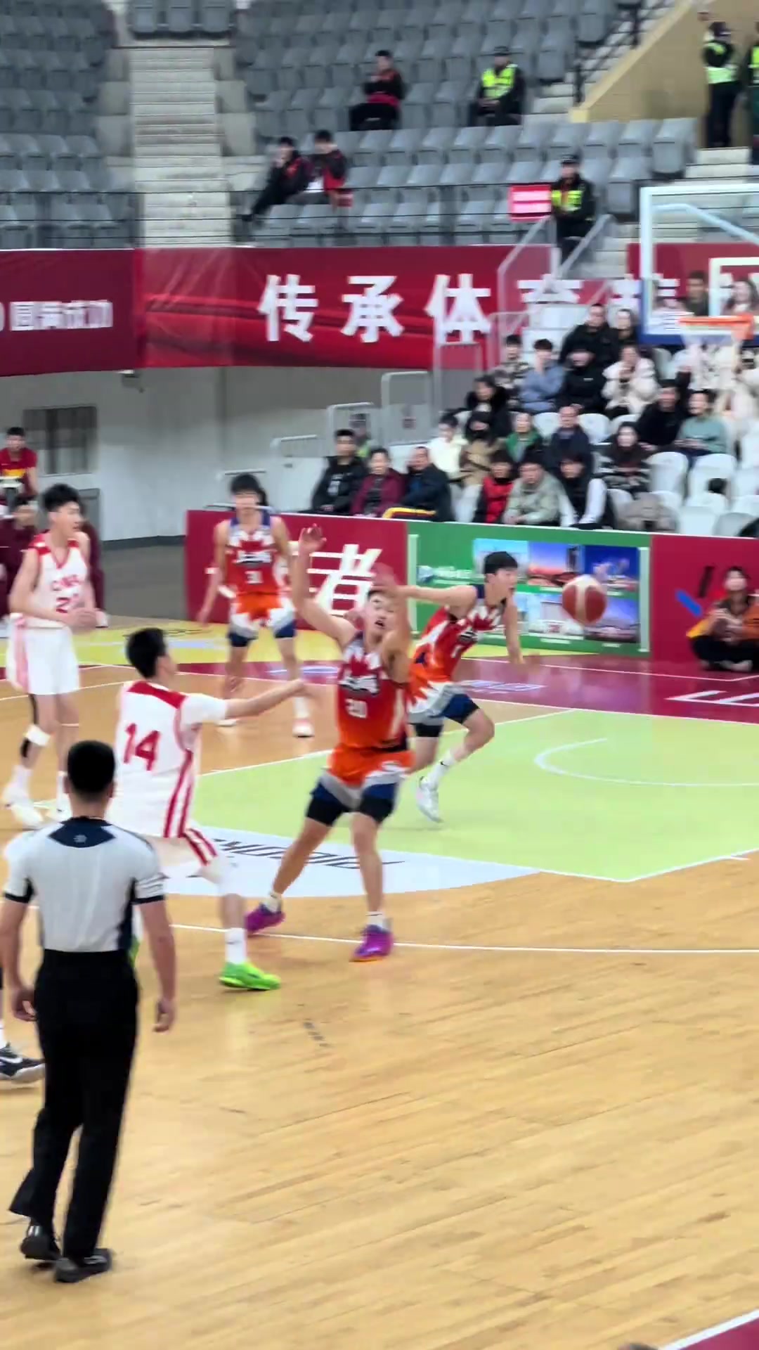 在篮球场用排球打法？！有点帅，怎么回事？