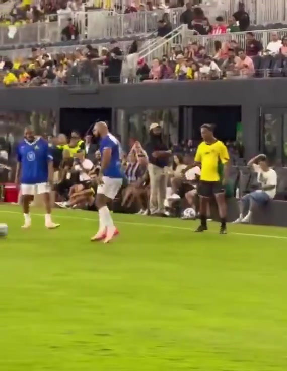 小罗数次戏耍梅西保镖，耍得团团转