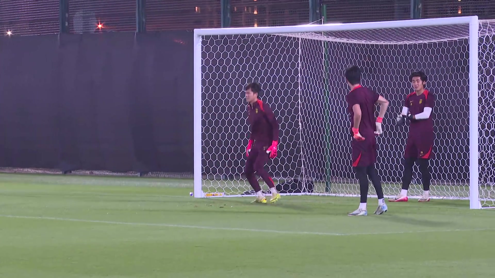 国足U23决赛前三门将热身训练