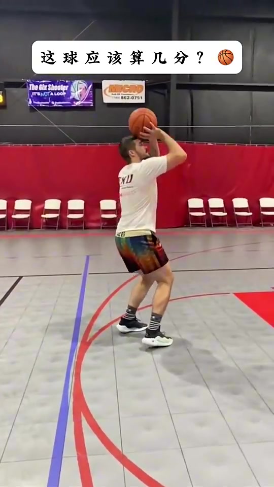 给我看蒙圈了！懂球的吧友看看：这球算两分还是三分呢？
