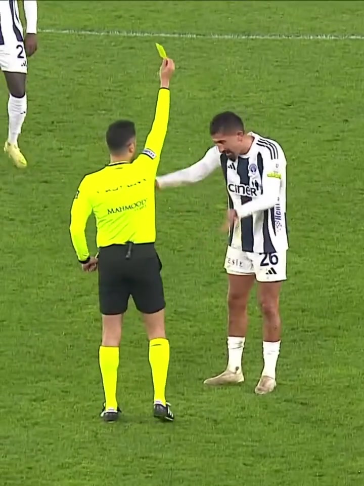 裁判你买了吧？球员催促裁判，随后光速吃两黄被罚下