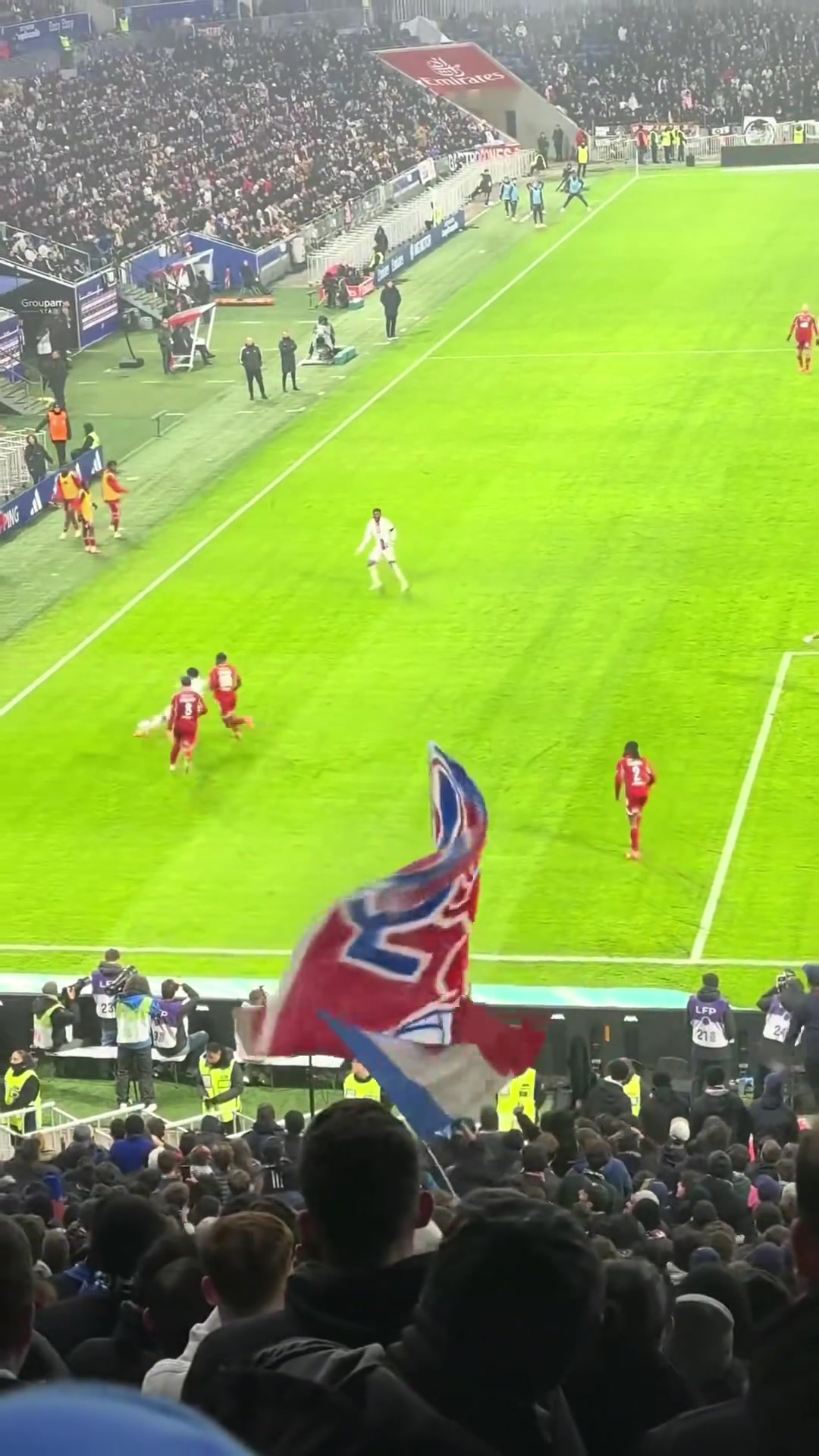 野兽！场边视角看恩德里克法甲赛场扛翻对手，真的太强壮了这小子