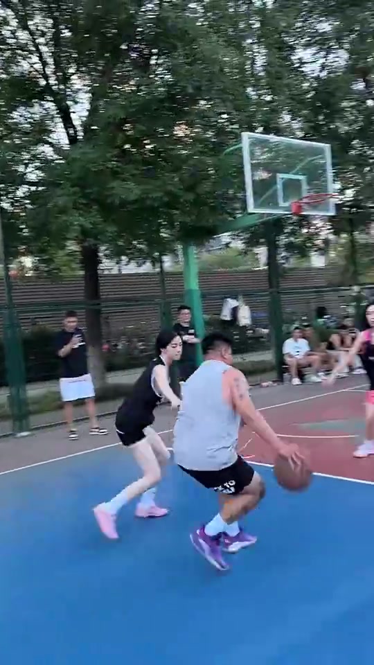 在野球场面对小姐姐如此贴身防守，你们运的了球嘛？