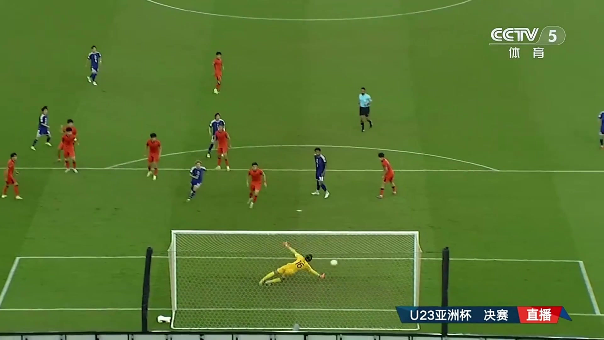 国足门前风声鹤唳❗️徐阳：防守人数不少，对持球人限制不够