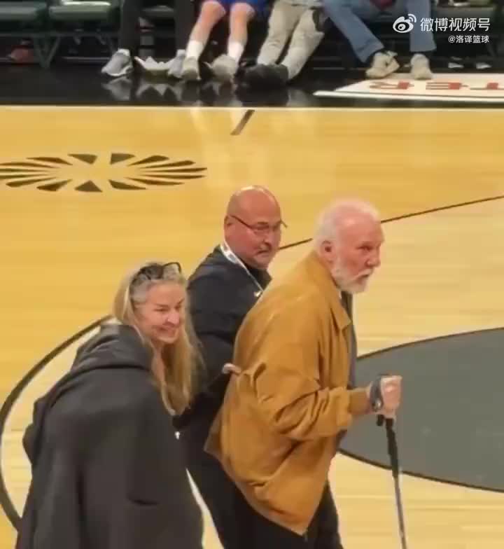 昔日名帅如今步履蹒跚波波拄拐现身观战马刺发展联盟比赛