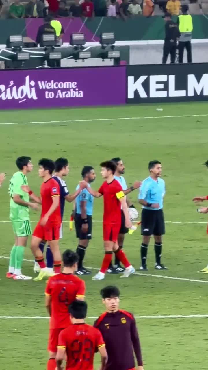 指着鼻子说！可以看出拜合拉木对决赛沙特裁判的判罚很不满意