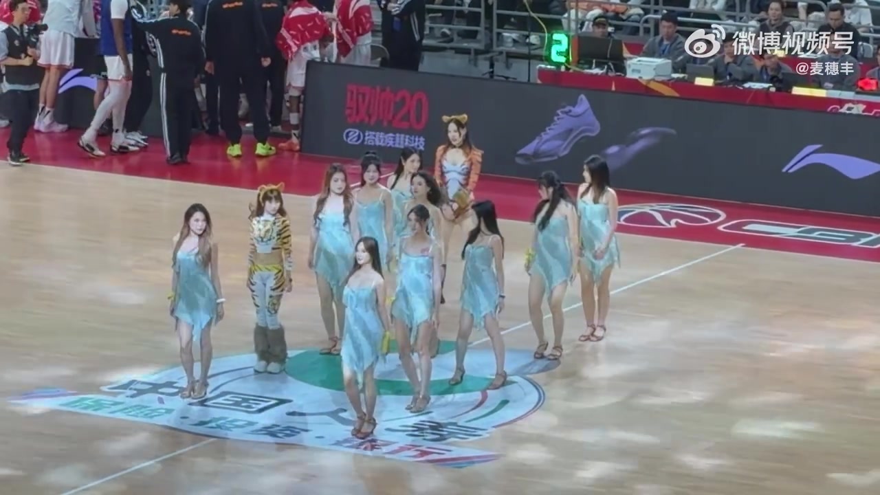 早上好，来看广东男篮啦啦队的表演，唤醒新的一天！