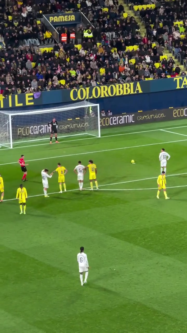 姆巴佩勺子点球破门后与迪亚斯拥抱：这是为了你