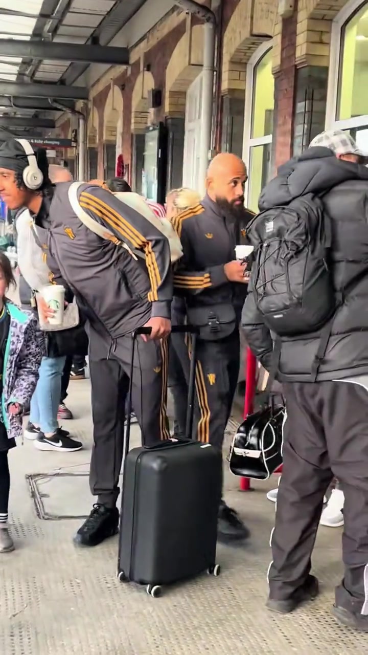 能否抓住机会？曼联球员乘火车前往伦敦对战阿森纳，赢球就进前四