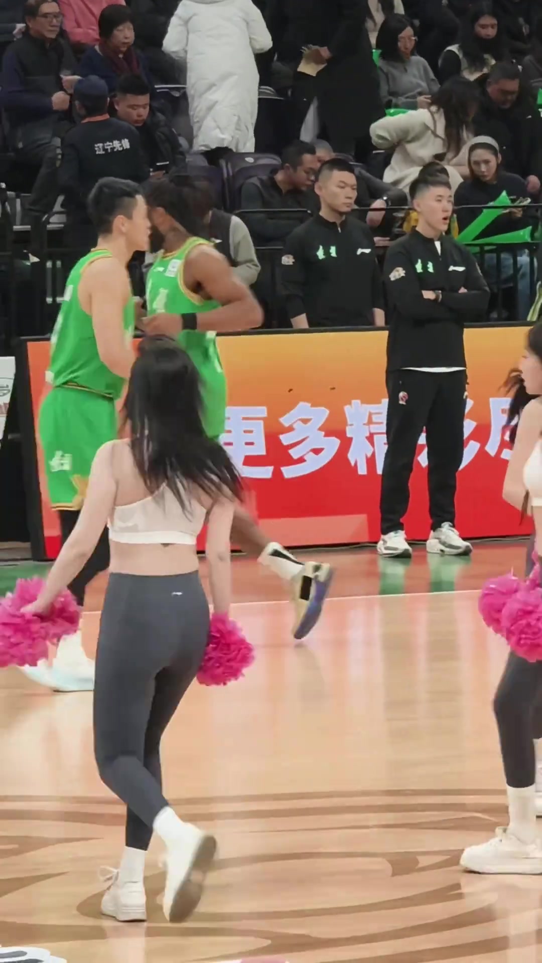 辽篮美女啦啦队穿瑜伽裤热舞，让我忍不住看了好几遍