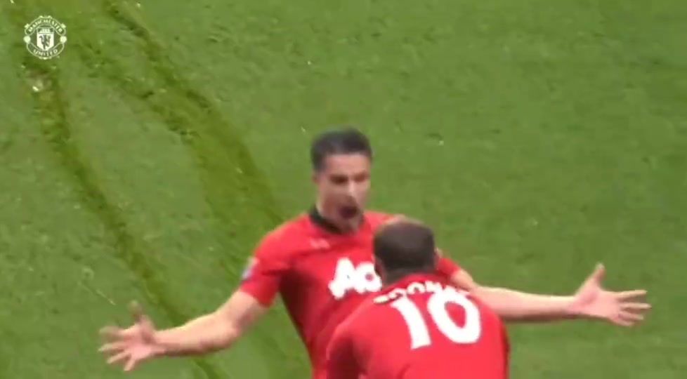 让阿森纳球迷无法原谅，范佩西头球攻破枪手，激情滑跪庆祝