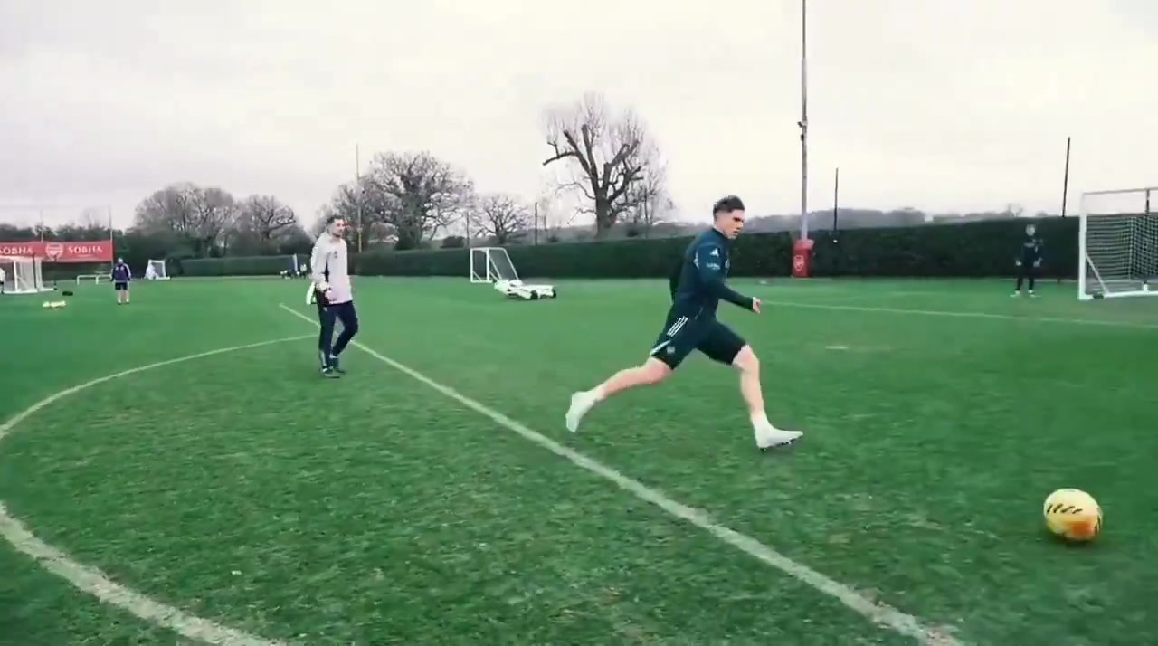 这射术不错啊！国外枪迷：约克雷斯场上射门次数太少了