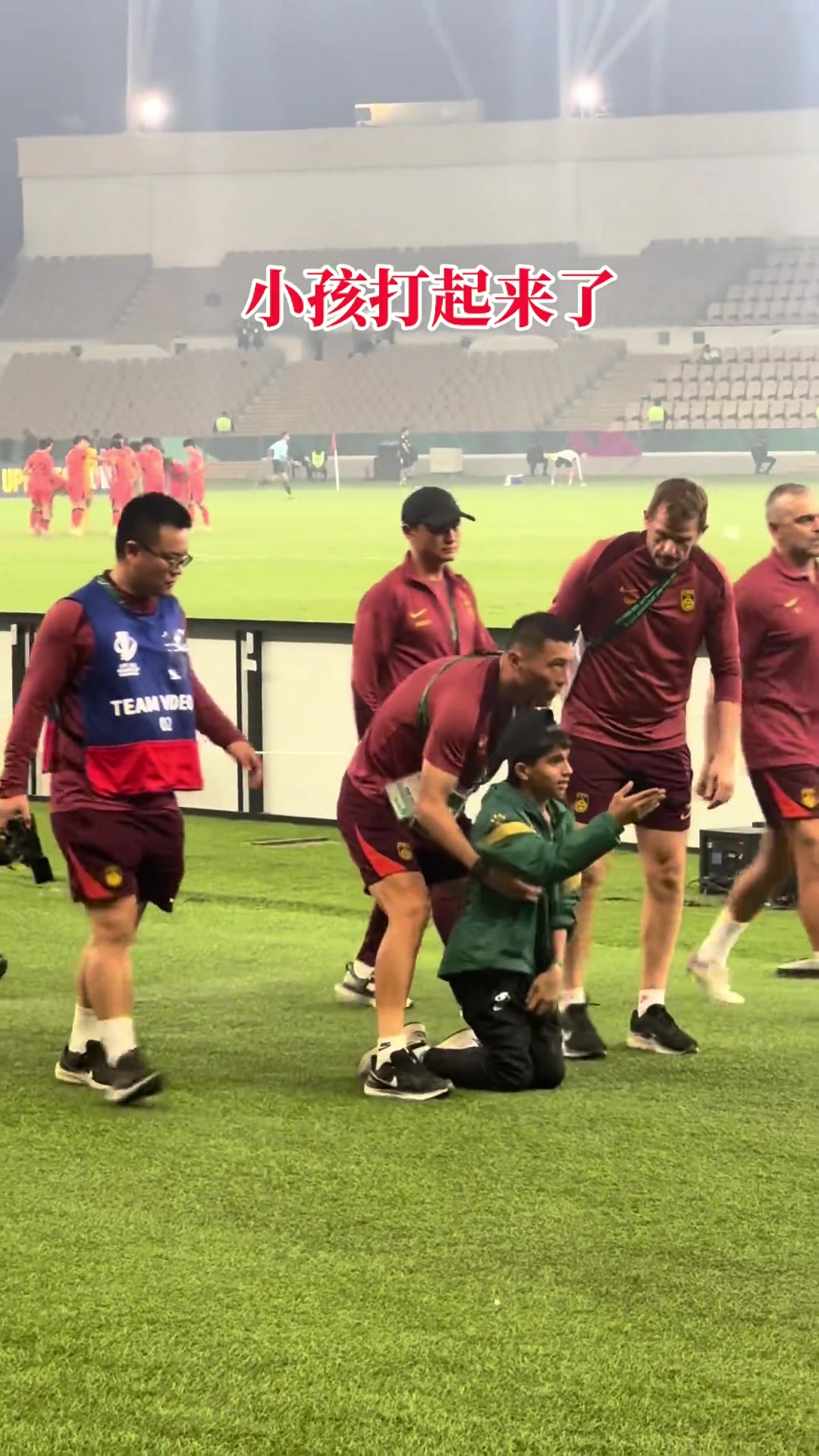 吓于大宝一跳！实拍：U23亚洲杯决赛场边两个沙特球童剑拔弩张