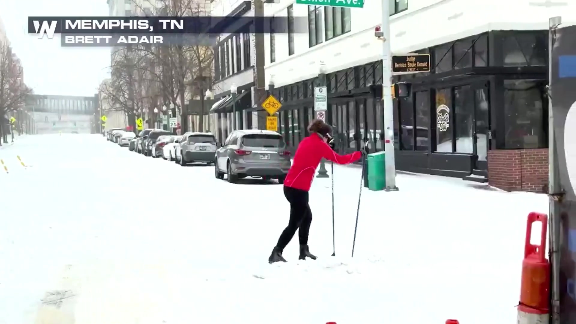 掘金vs灰熊因恶劣天气延期！甚至有孟菲斯市民滑雪出行