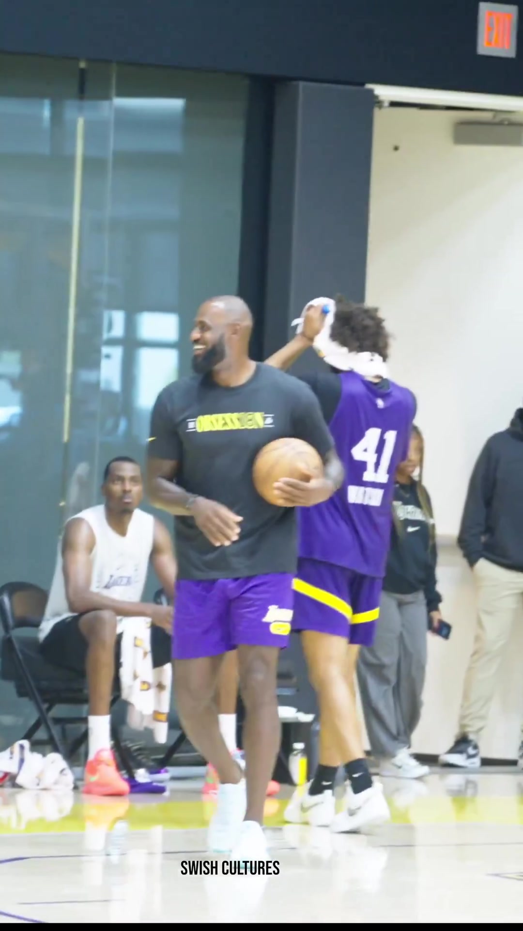 老头玩得很开心啊！詹姆斯今日参与湖人日常训练~