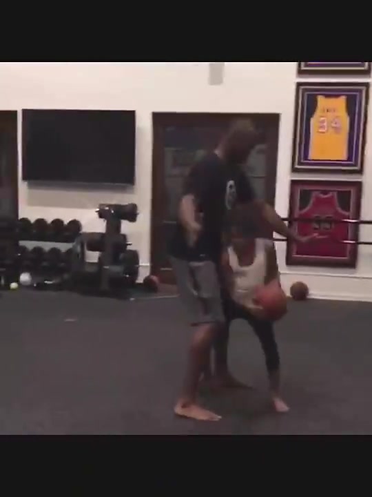 科比当年和gigi打球斗牛视频，有孩子的真的看不了