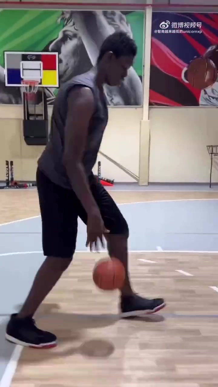 8尺巨人中锋！站着就能直接轻松劈扣！