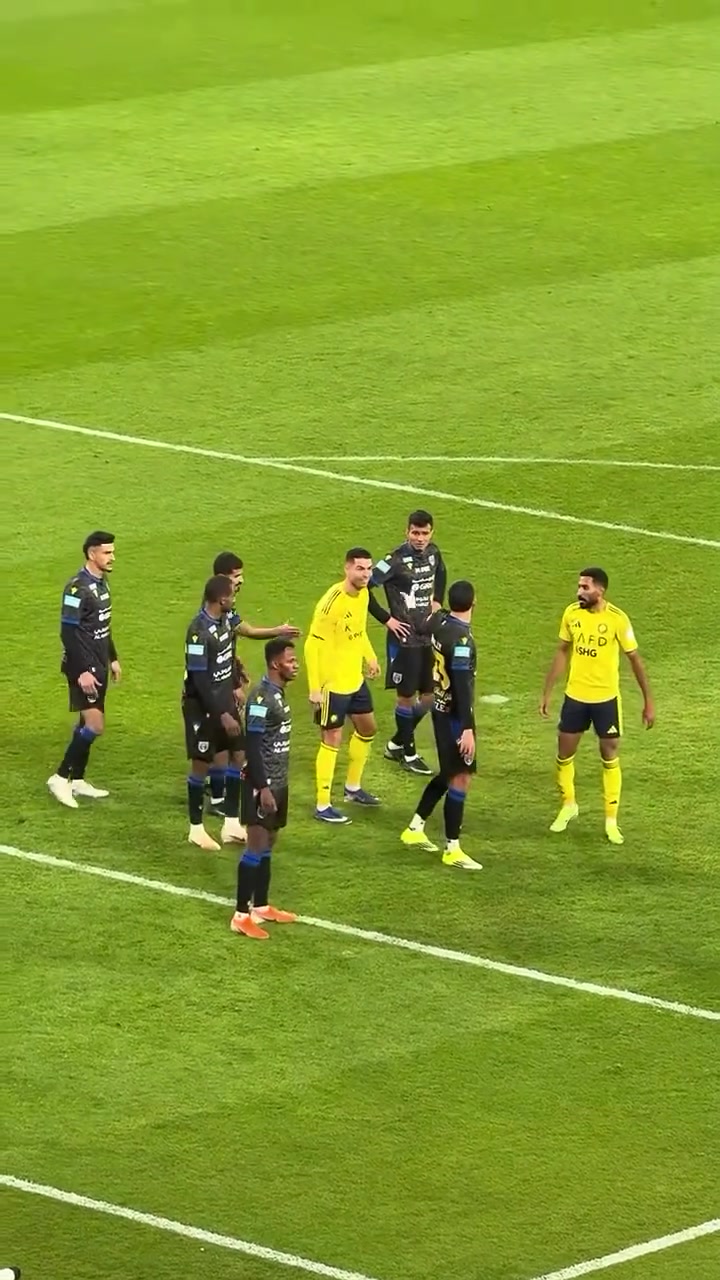 罗三岁遭对方球员不断骚扰，C罗：你们干脆直接抱着我吧