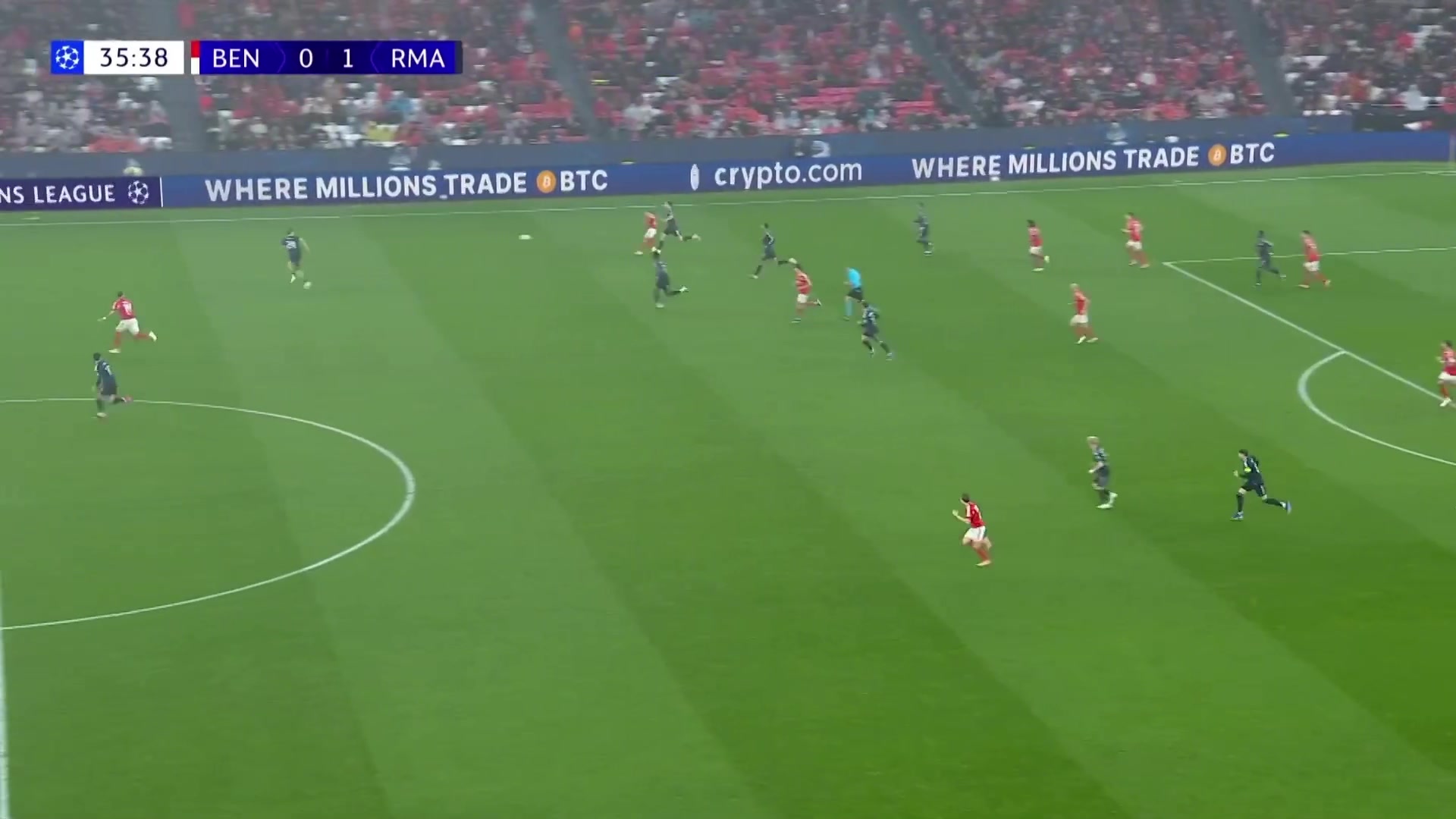 皇马被扳平！维尼修斯前场被断球，本菲卡快速反击谢尔德鲁普破门