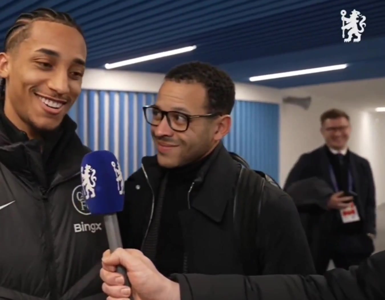 看看佩德罗和切尔西新帅的互动，队内气氛太好了