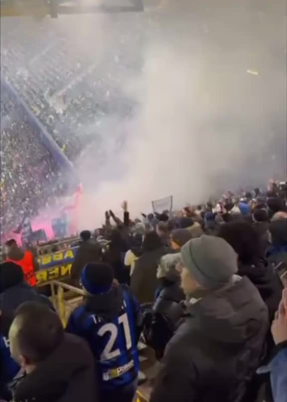 战歌嘹亮！实拍：国米远征军用歌声征服威斯特法伦魔鬼主场