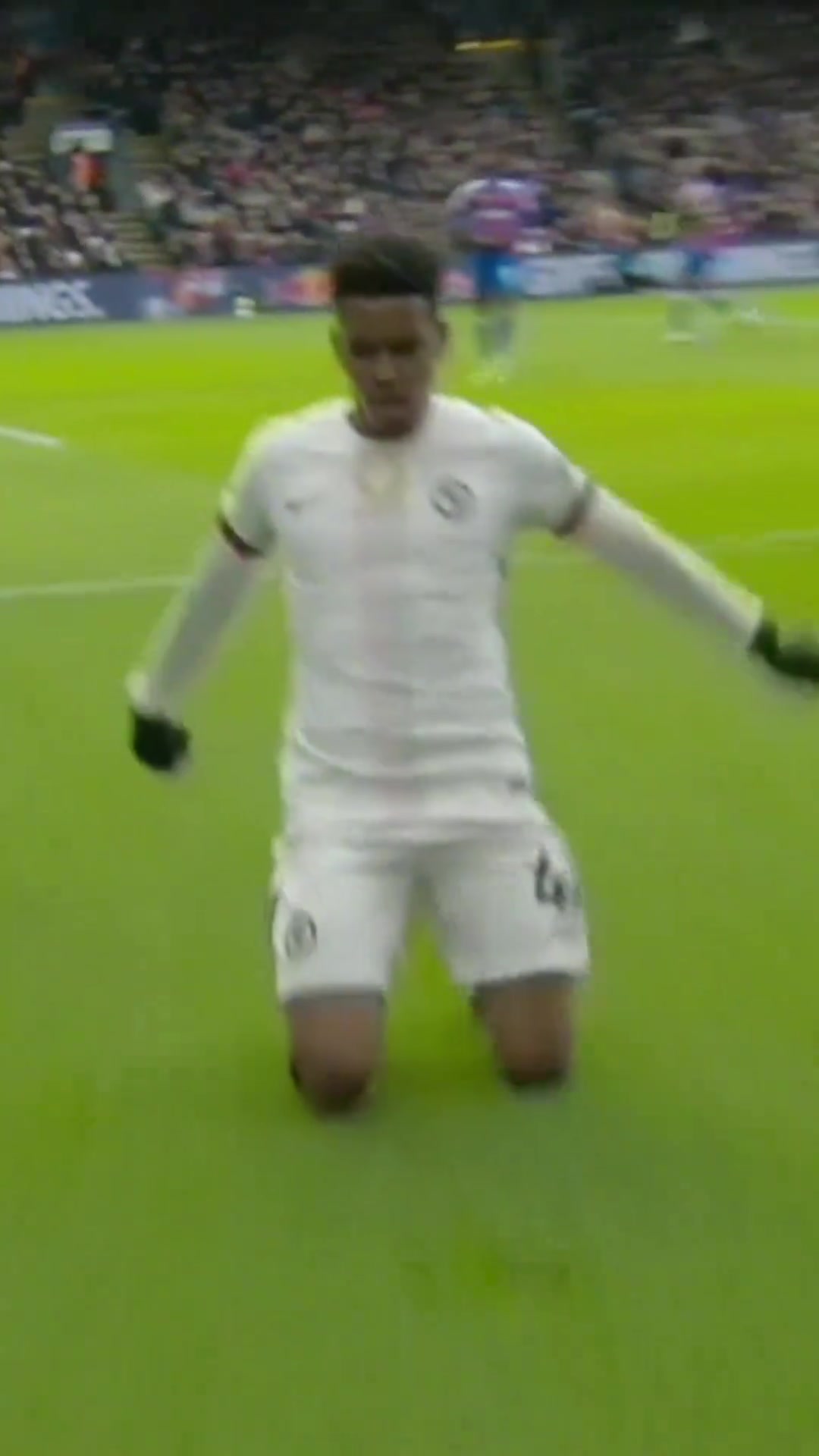 埃斯特旺：这滑跪庆祝太有难度了，还是跳个舞缓解一下尴尬吧！