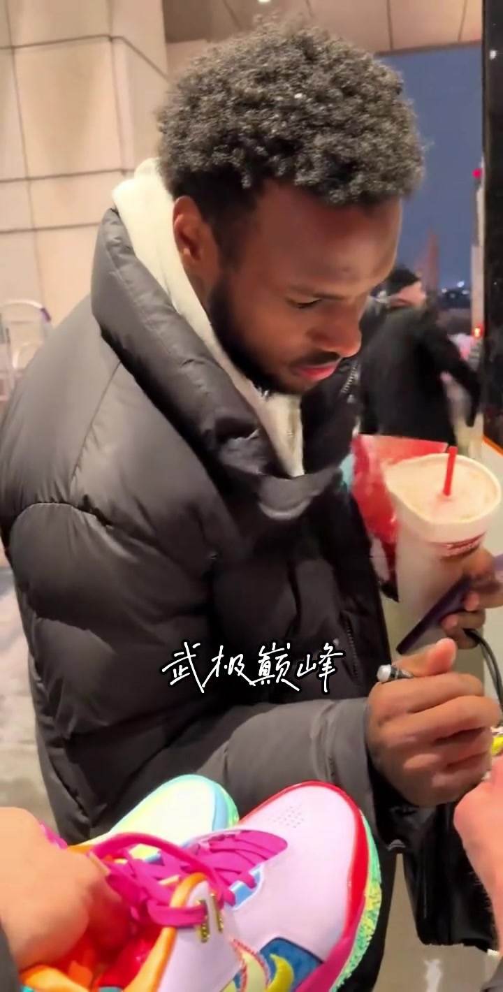 布朗尼赛后回到酒店为克利夫兰球迷签名～身后的詹姆斯穿的真