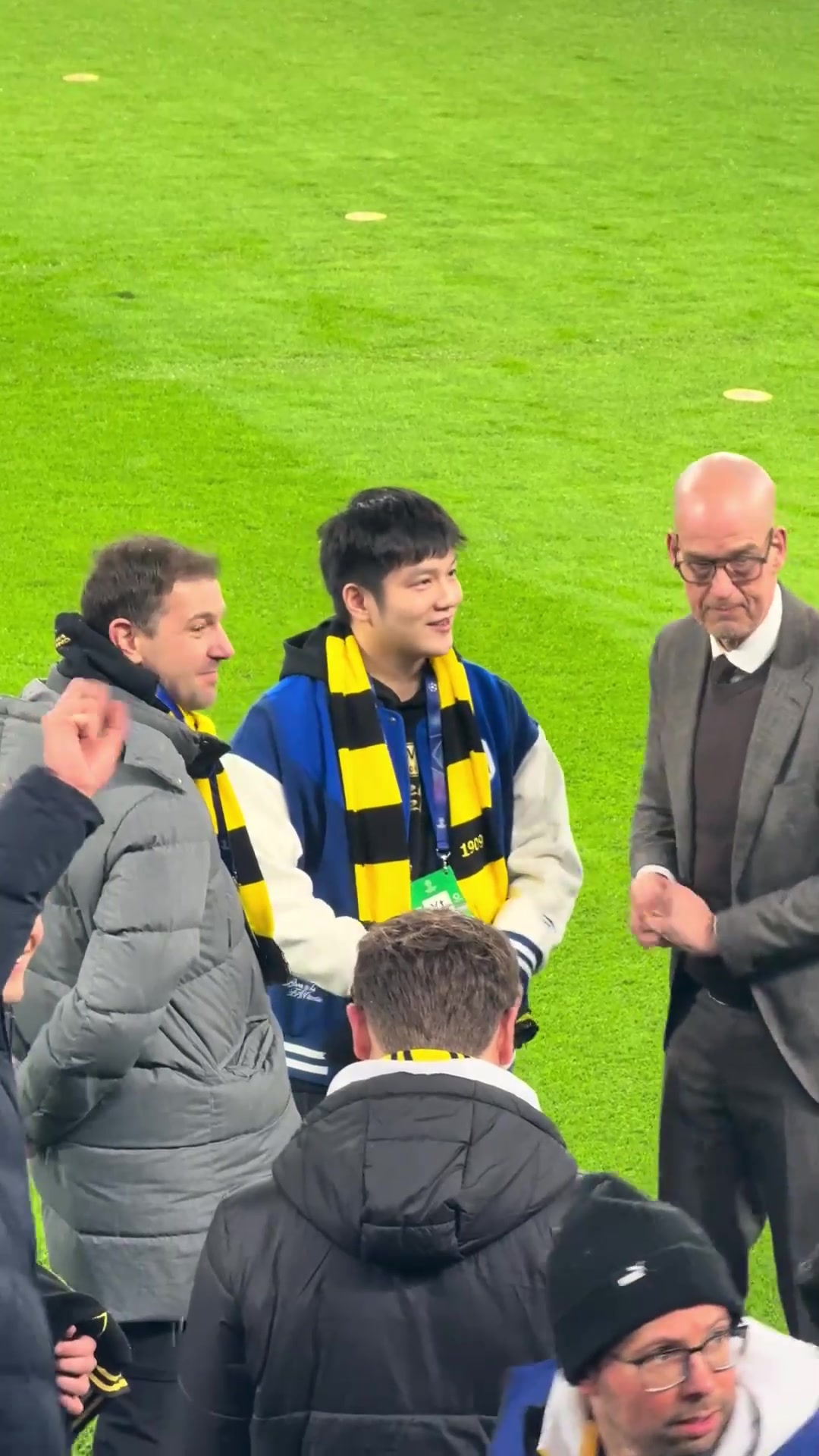 获赠多特球衣！樊振东现场观战多特对阵国米欧冠比赛！