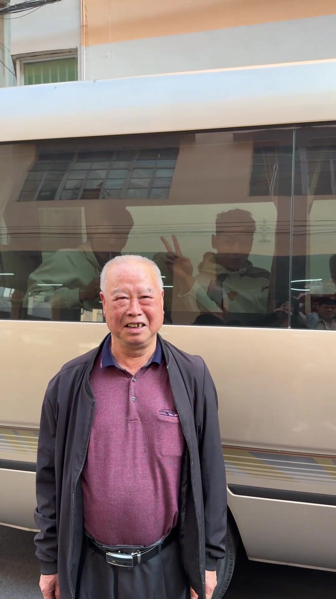 爷爷也是追到了电视机里的广东宏远了！