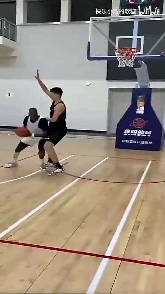 17岁杨瀚森曾在单挑中打爆外援队友里斯，盖帽跟玩儿似的！