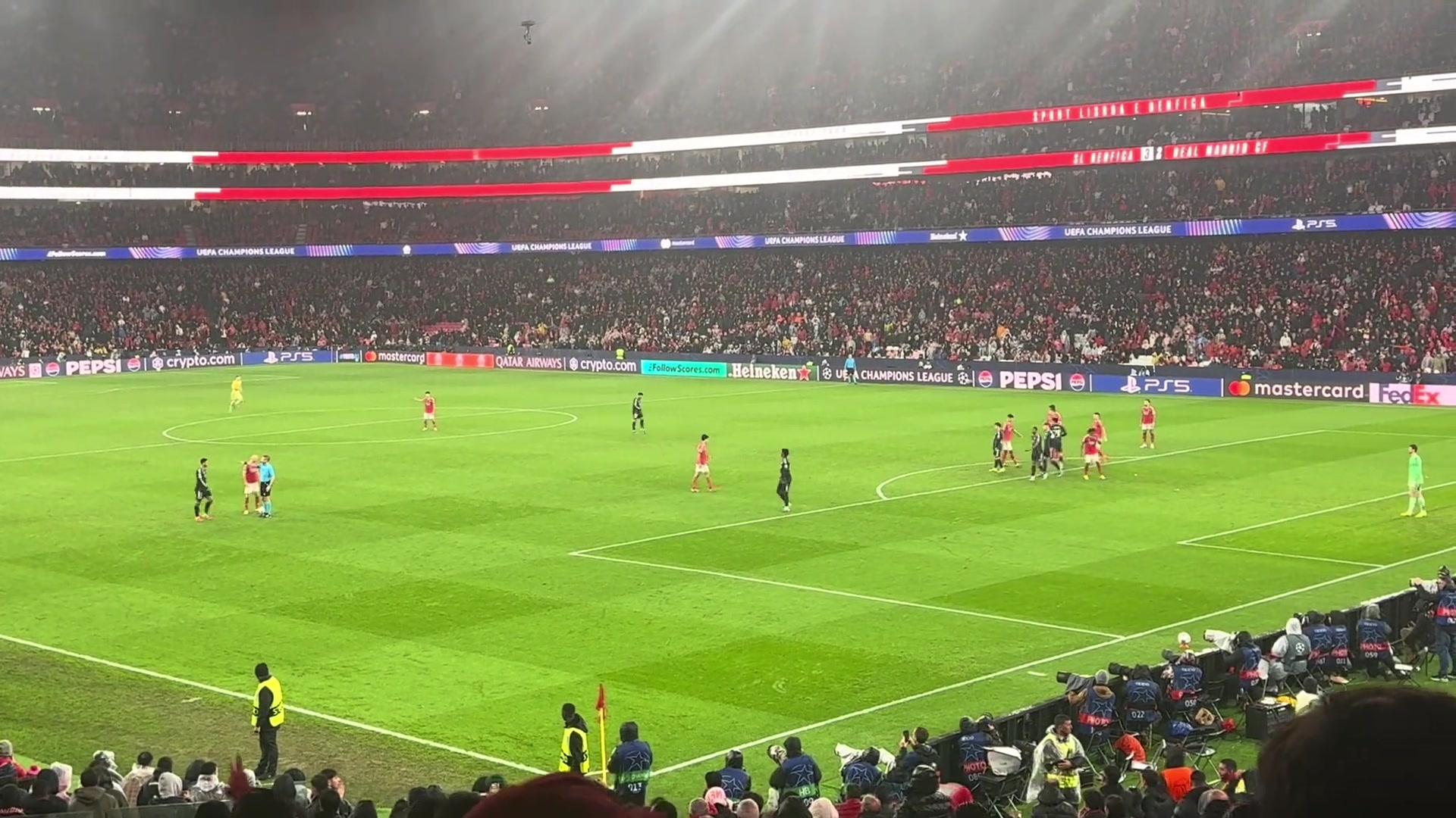 刺激！球迷现场实拍本菲卡绝杀晋级30秒